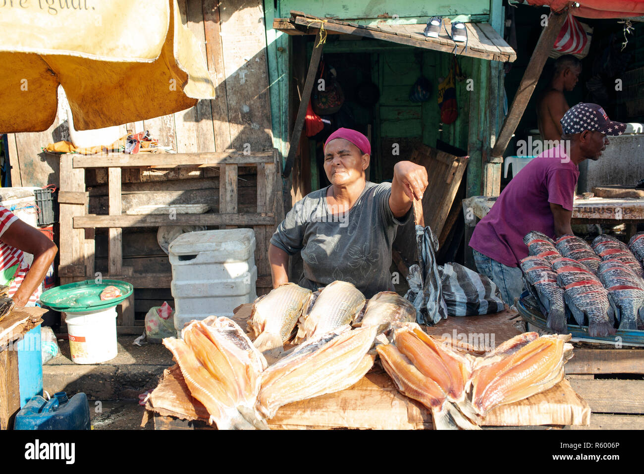 Latina femme vendant du poisson frais sur le marché local (Mercado Bazurto Bazurto). Portrait de l'environnement. Cartagena de Indias, Colombie. Oct 2018 Banque D'Images