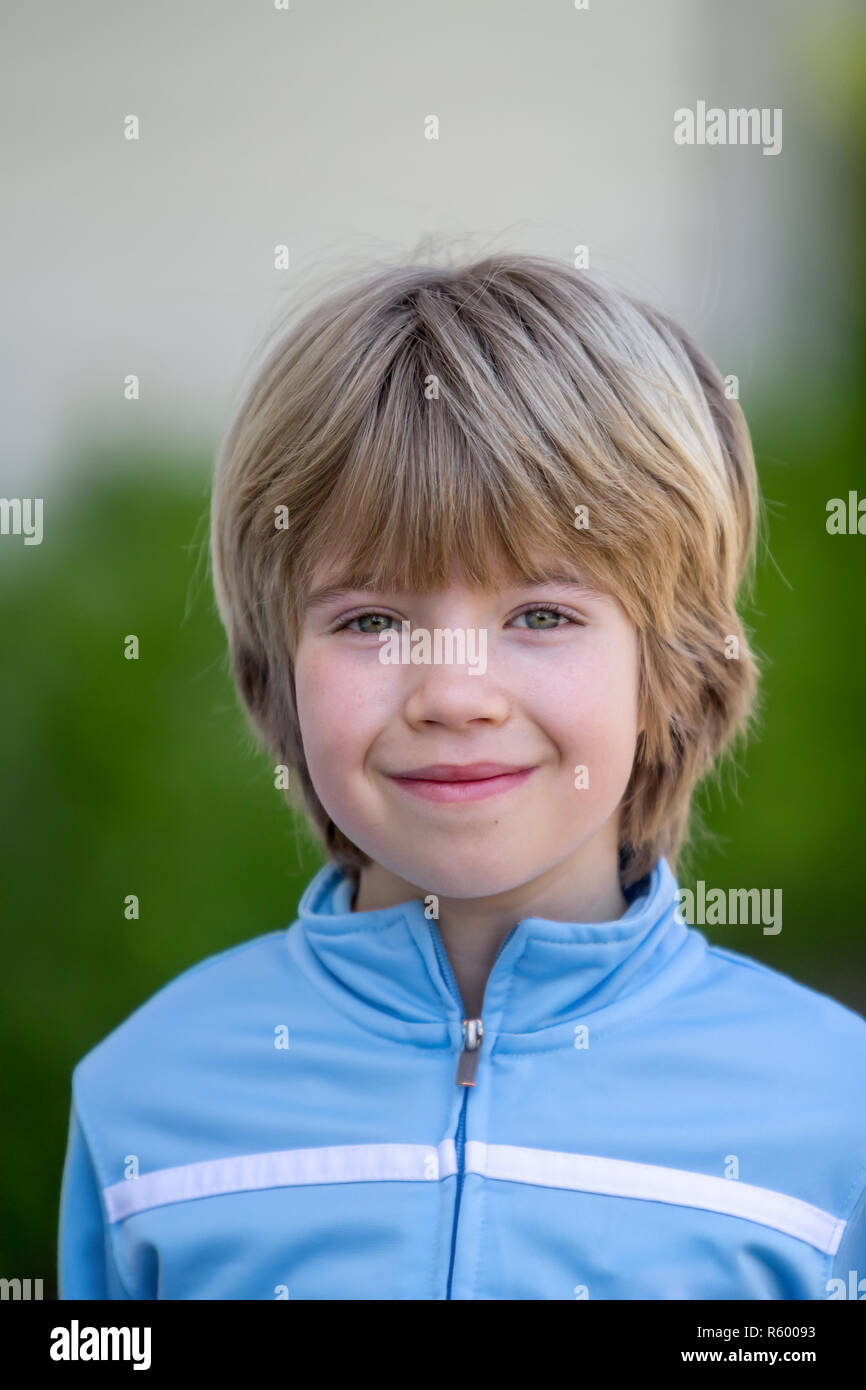 Portrait d'un garçon avec un arrière-plan flou Banque D'Images