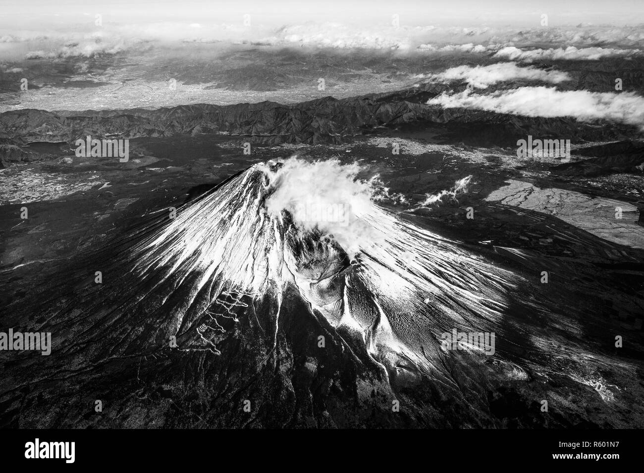 Vue aérienne de la Fuji San (Fujiyama) comme vu d'avion. Le Mont Fuji, Kanagawa, Japon. Banque D'Images