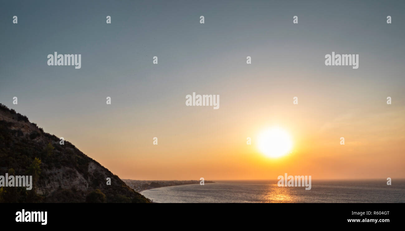 Photo de paysage de coucher de soleil sur la mer Méditerranée et de l'horizon vue latérale d'une montagne. Banque D'Images
