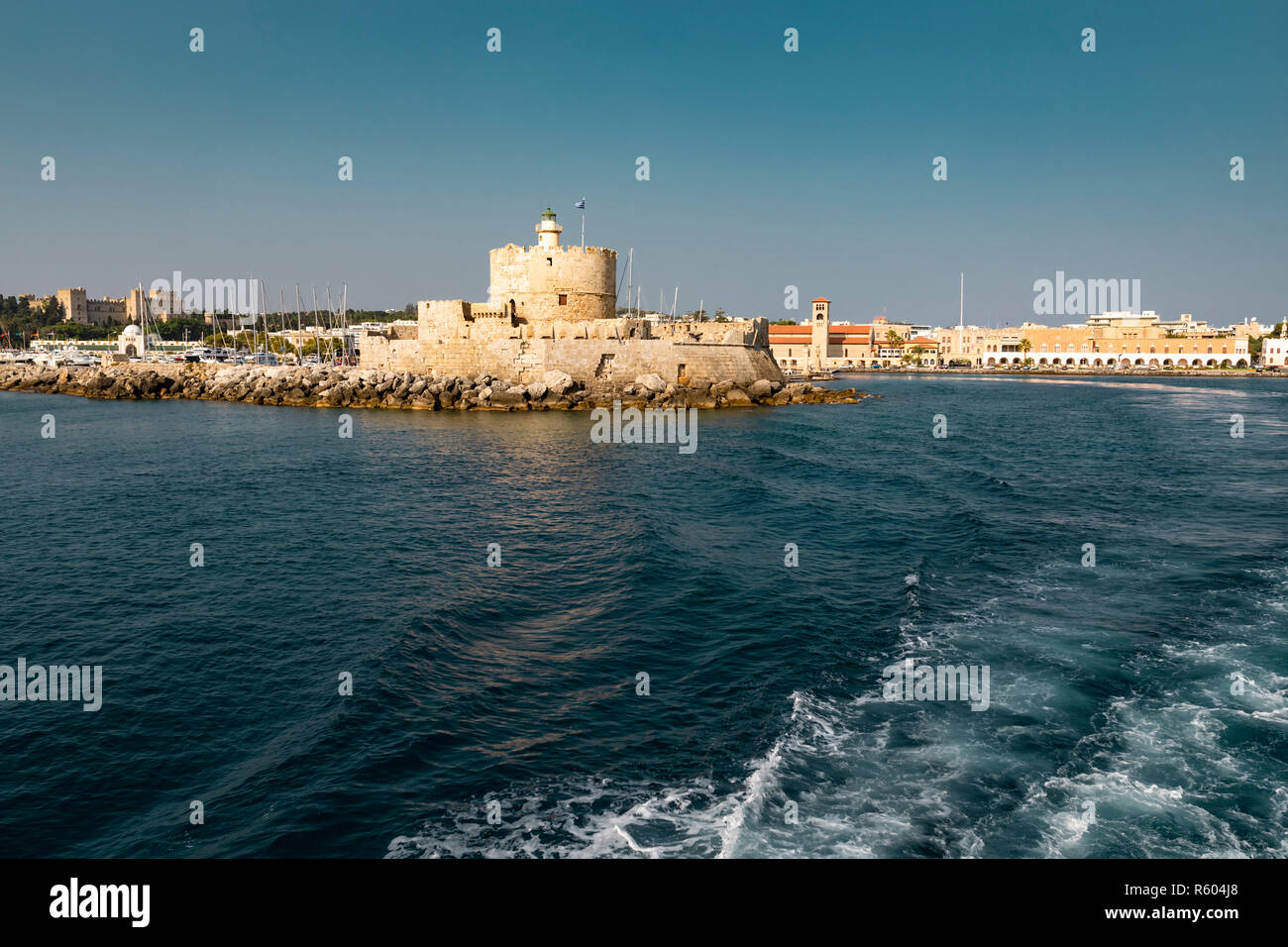 Vue de la ville de Rhodes à partir de la mer y compris son château en arrière-plan. Banque D'Images