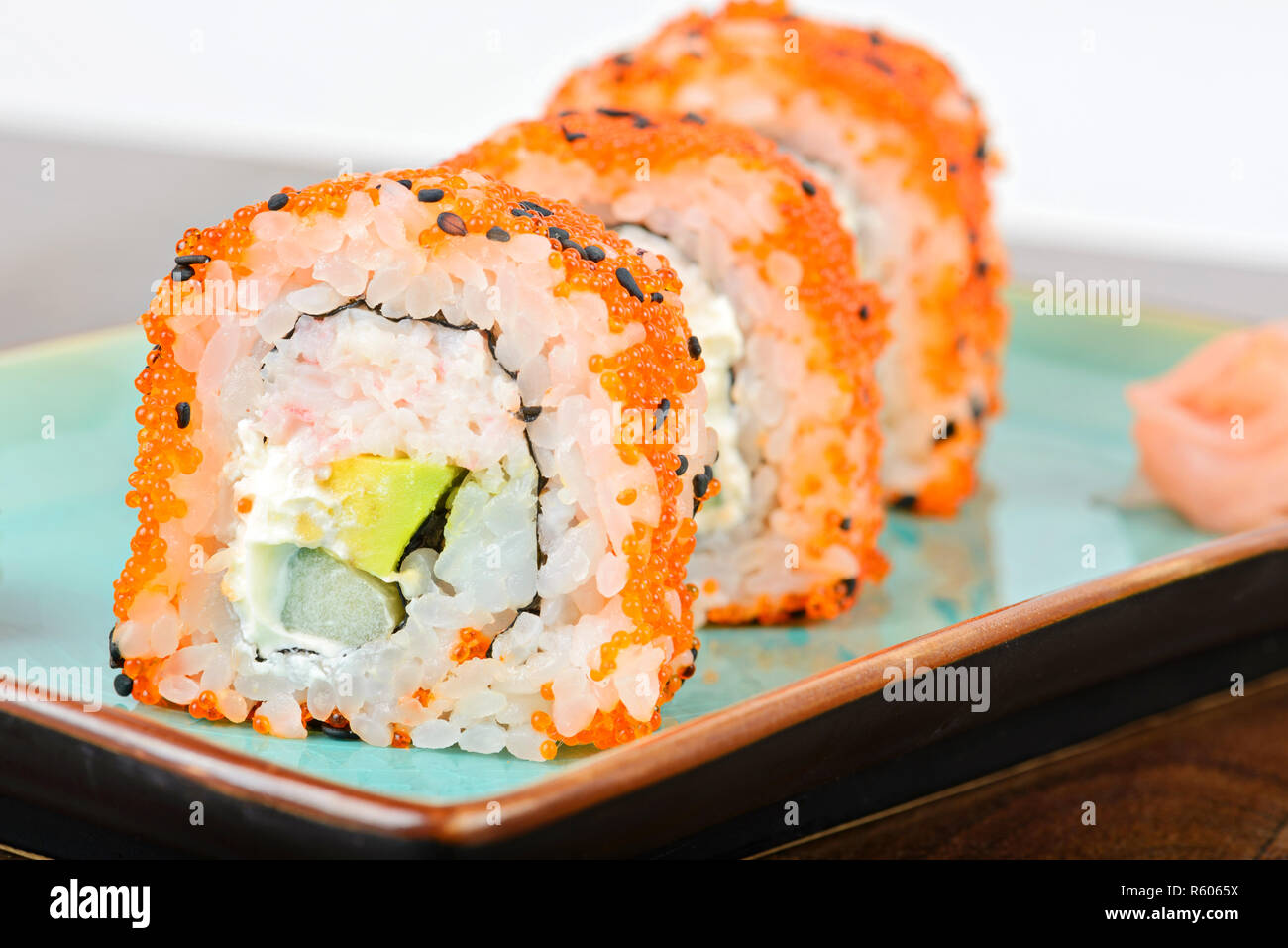 California maki sushi avec orange masago Banque D'Images
