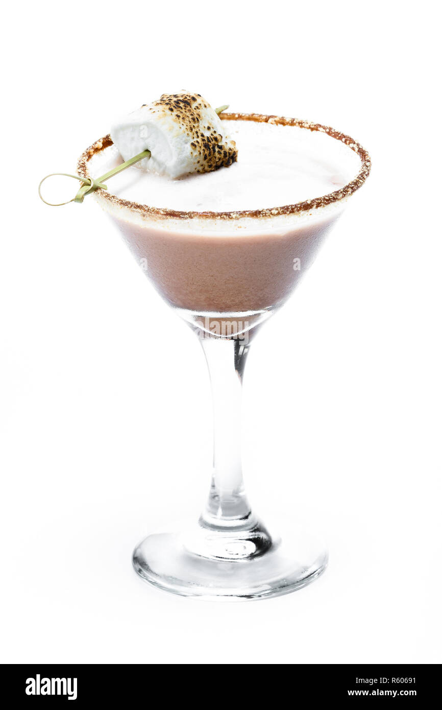 Cocktail vodka chocolat guimauve avec garnie d'un gramme de craquelins et  rim Une guimauve grillée Photo Stock - Alamy