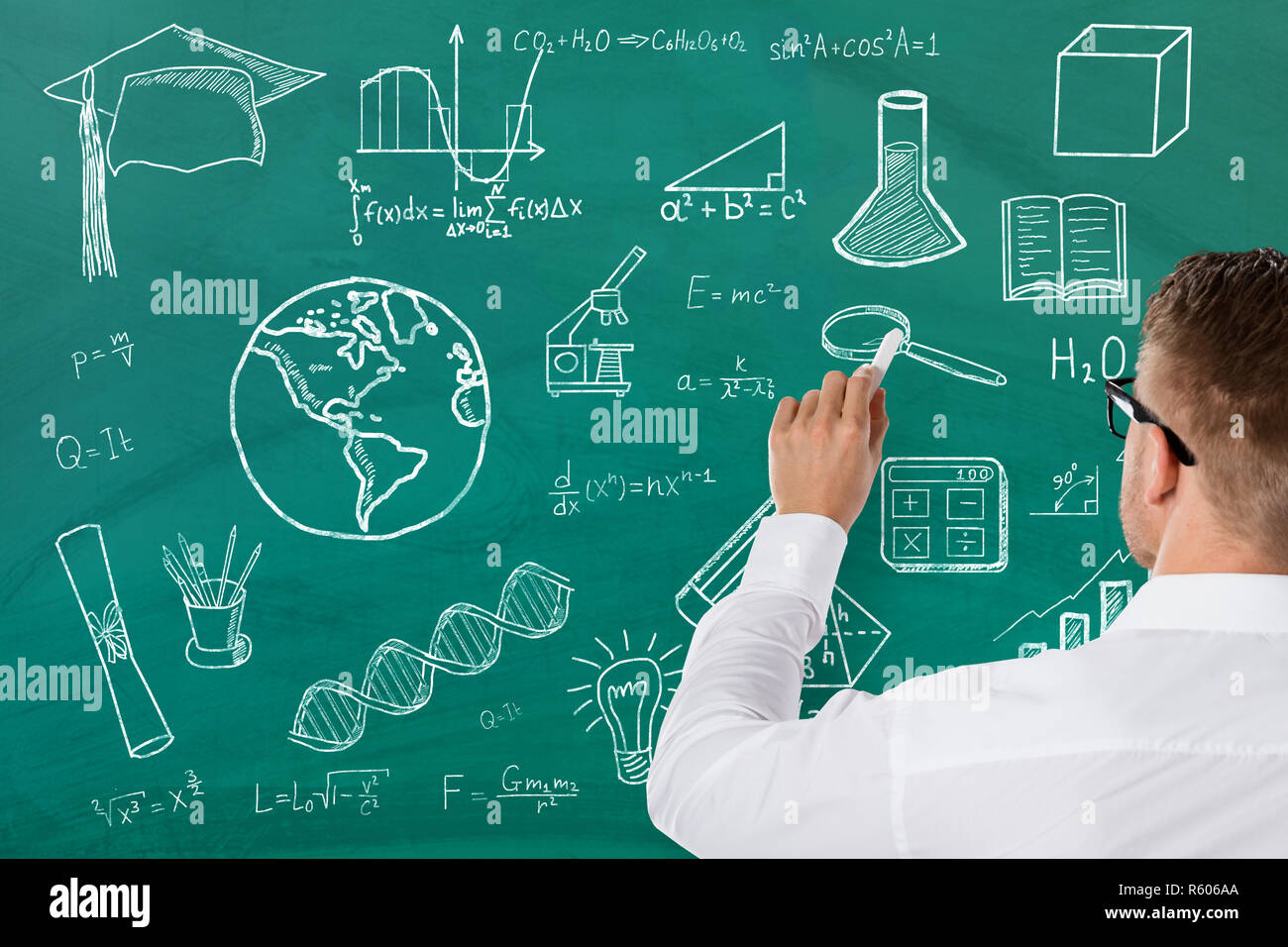Professeur de la science des formules d'écriture sur tableau noir vert Banque D'Images