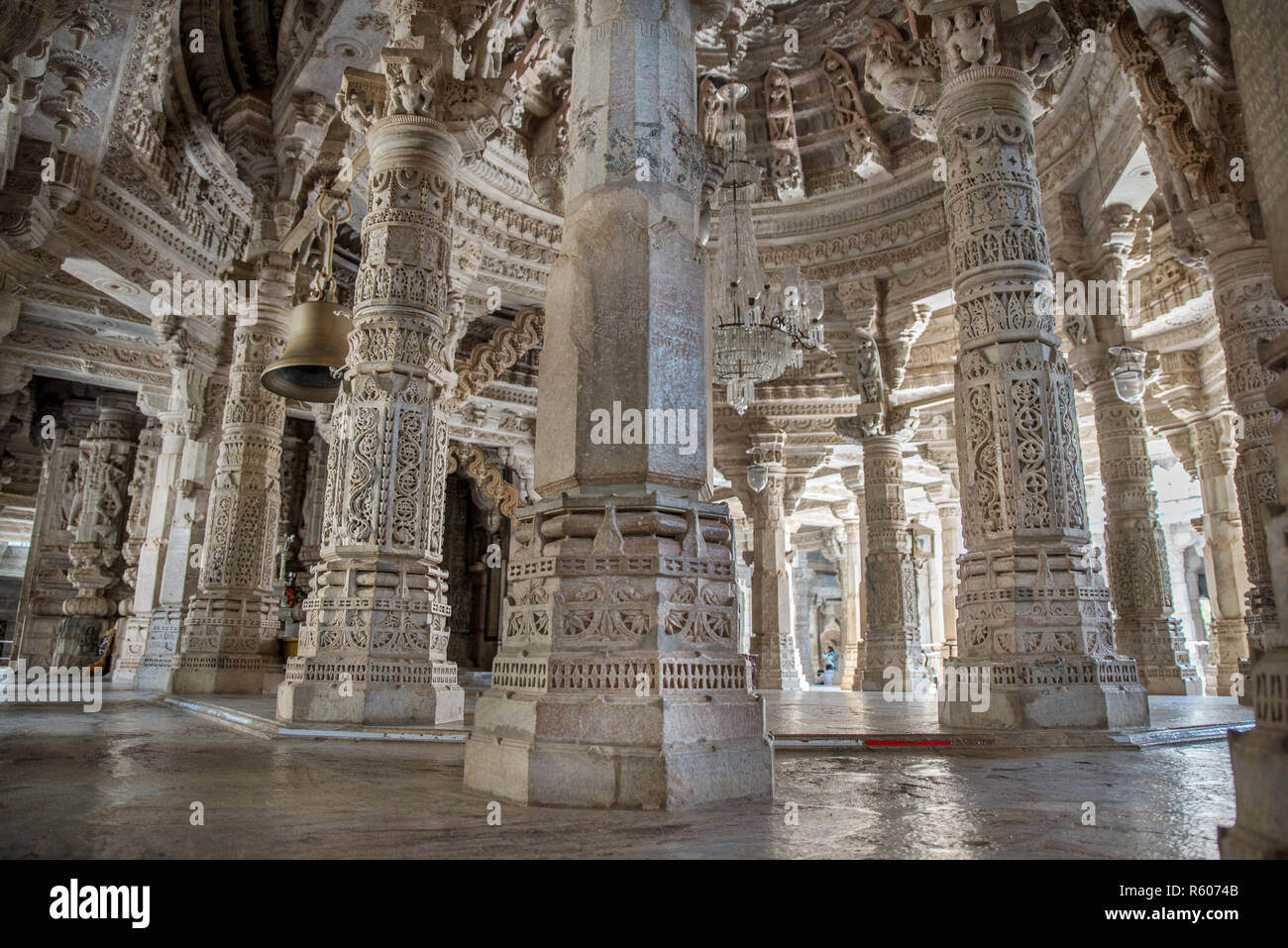 Colonnes finement sculptées au temple de Ranakpur Jain, Rajasthan, Inde Banque D'Images