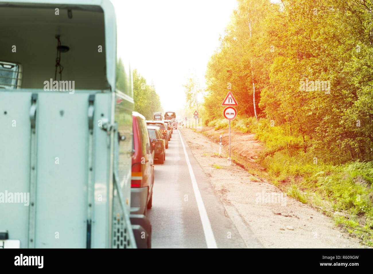 La sécurité de la circulation des signes de travaux sur l'autoroute et de la lumière Banque D'Images