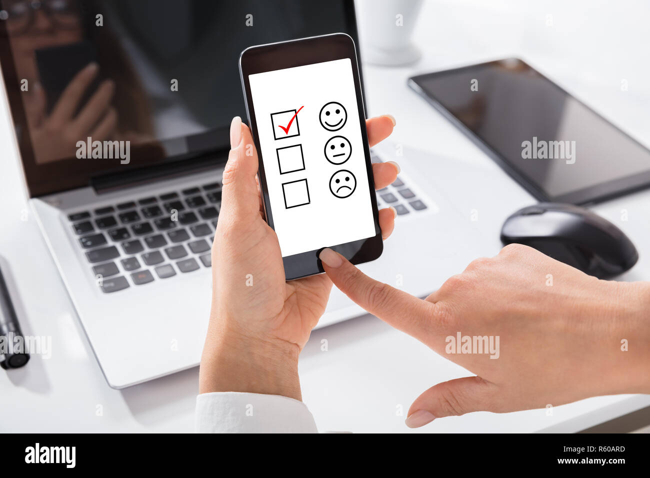 Businesswoman Using Smart Phone Banque D'Images