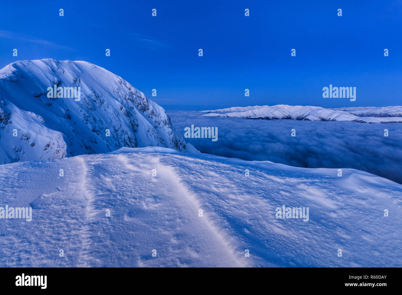 Haut de la montagne en hiver Banque D'Images