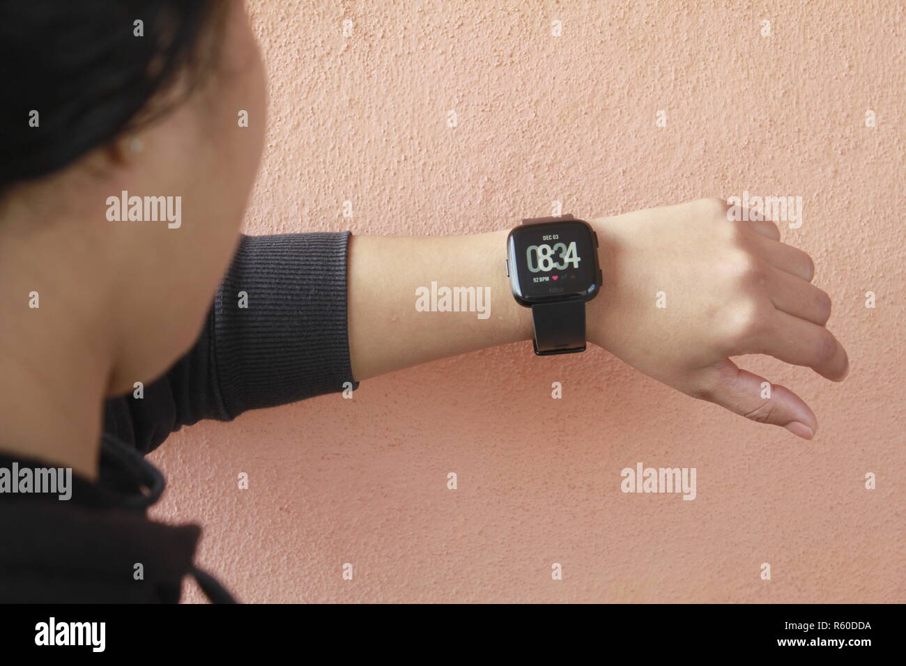 Femme à l'aide de smart watch (Fitbit) Banque D'Images