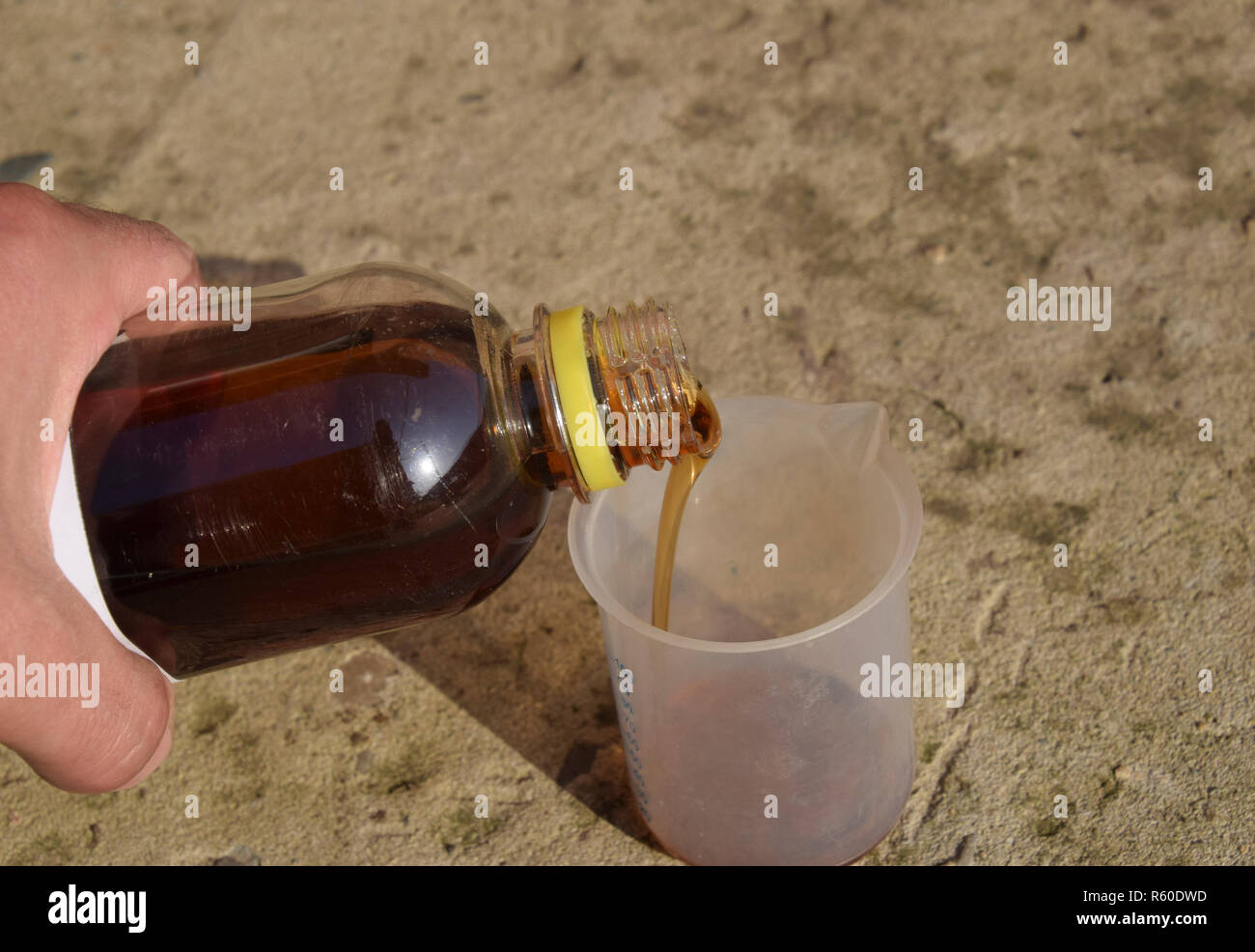 Le glyphosate épais couler dans un bécher solution Banque D'Images