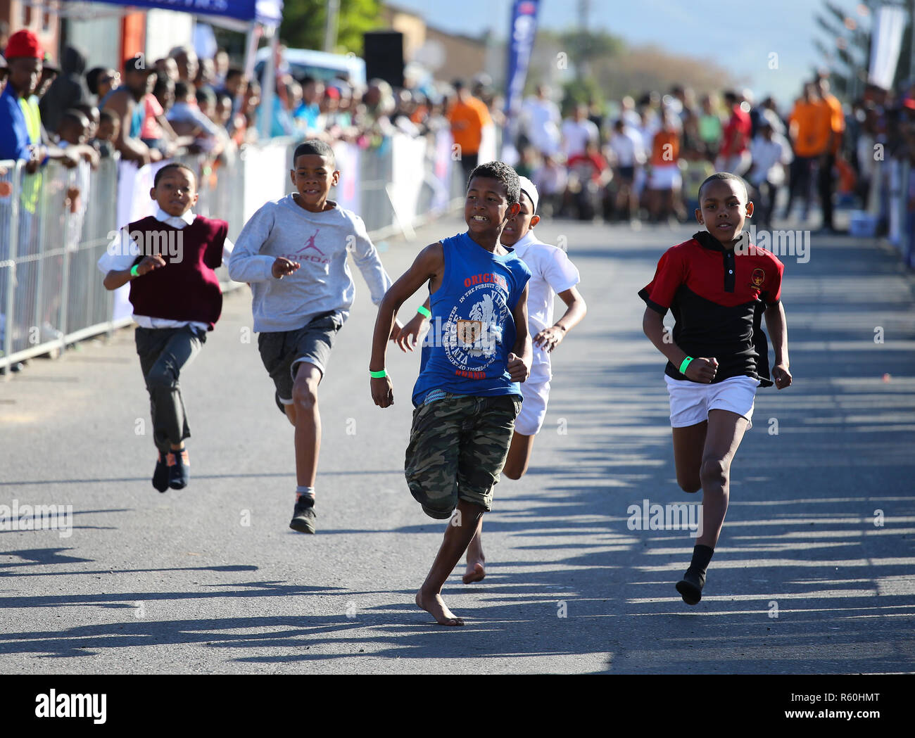 CAPE TOWN, AFRIQUE DU SUD - Mercredi 25 juillet 2018, les membres du public, les écoliers et les habitants de Prunus Street, Bonteheuwel, participer à la province de l'Ouest l'Athlétisme (WPA) Rue programme sportif. Les enfants de tous âges et les adultes, arriver à lancer diverses distances de 50m à 200m dans une rue fermée, dans un quartier résidentiel. Ces événements sont organisés par le bureau de développement et WPA parrainé par l'ancien Marathon des Deux océans mutuelle (OMTOM). Photo par Roger Sedres/ImageSA Banque D'Images