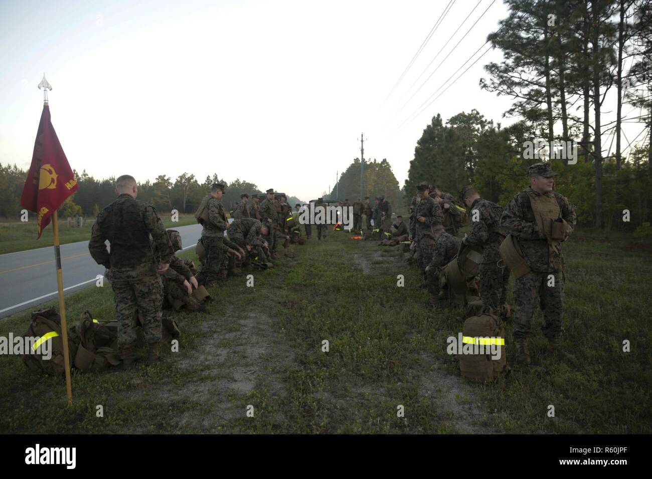 Marines effectuer une pause de 10 minutes à la moitié d'un six mile randonnée au Camp Lejeune, N.C., le 27 avril 2017. La randonnée est essentielle pour la préparation des Marines et marins pour les futures missions de combat et favorise la cohésion de l'unité. Les marines sont à la II Marine Expeditionary Force groupe siège. Banque D'Images