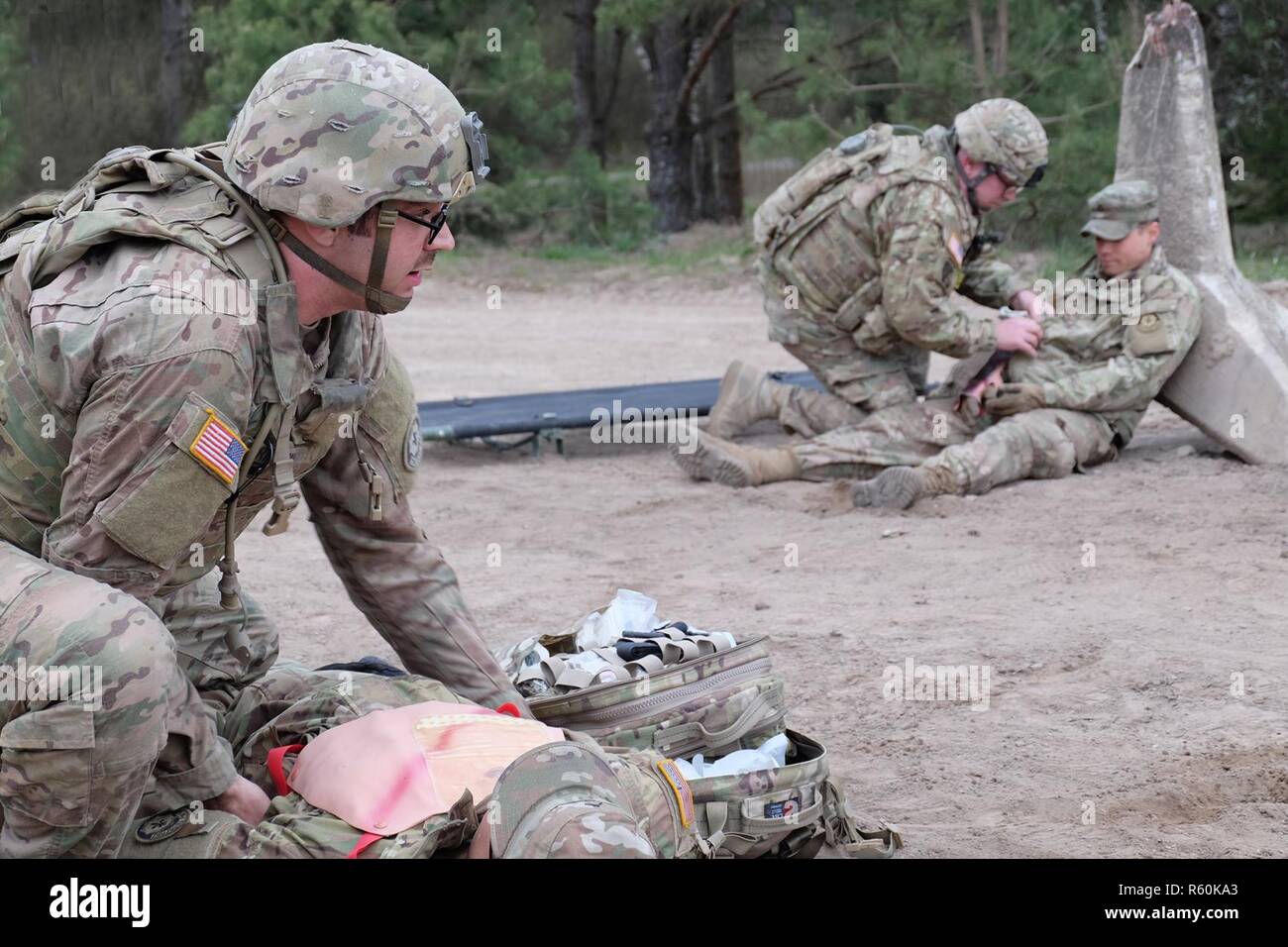 La CPS. Bryce Britton et le Sgt. Frank Romanowski, Battle Group Pologne medecins, traiter les blessés dans le cadre de leur formation en intervention d'urgence près de Bemowo Piskie 21 avril. Les exercices de répétition de la bataille de l'aide du personnel médical de Groupe d'identifier et de réduire les temps de garde et de transport des blessés. Banque D'Images