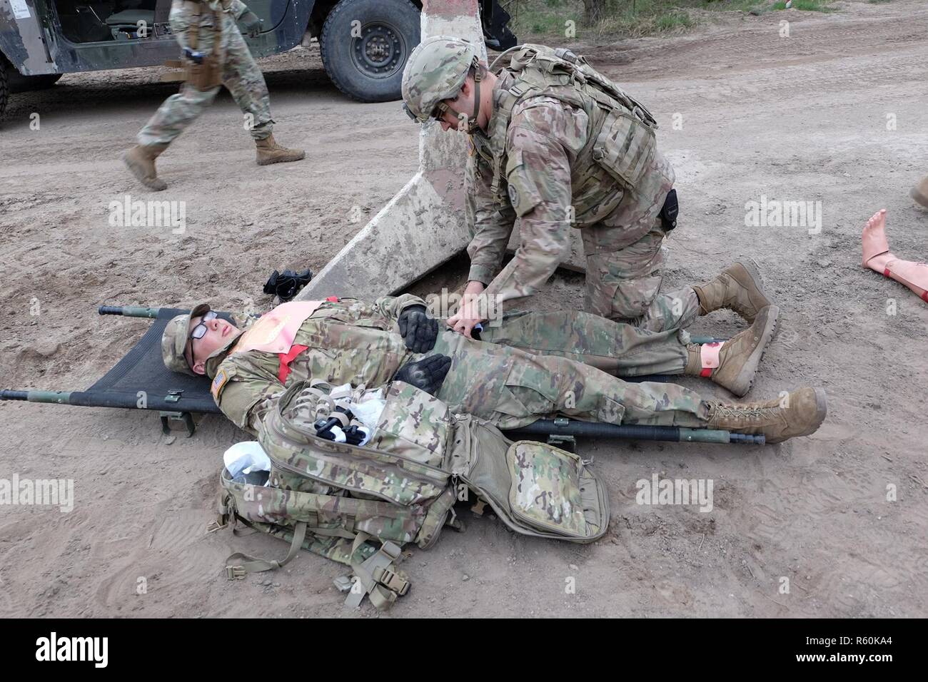 Pologne Groupe de combat medic, SPC. Bryce Britton, applique un garrot sur un accident survenu au cours de la formation en intervention d'urgence près de Bemowo Piskie 21 avril. La formation a pour but d'aider le groupe tactique de l'équipe médicale d'identifier et de réduire les temps de garde et de transport des blessés. Banque D'Images