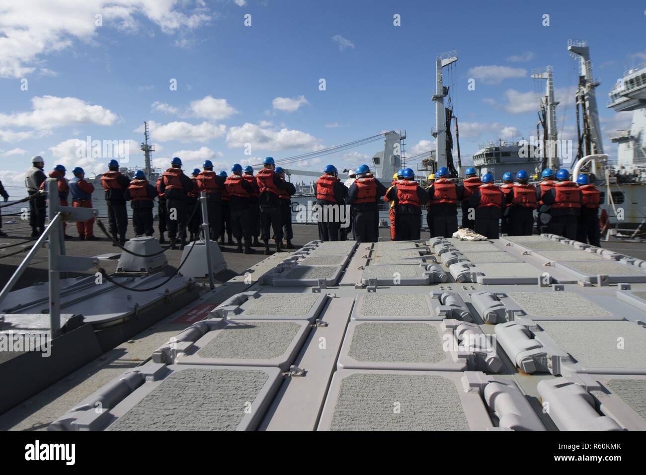 Océan Atlantique (26 avril 2017) - les gestionnaires de la ligne à bord de la classe Arleigh Burke destroyer lance-missiles USS Carney (DDG 64) se préparer à un ravitaillement en mer avec la vague britannique-classe auxiliaire de la Flotte royale Wave Ruler (A390) tout en participant à un officier général de l'Entraînement maritime le 26 avril 2017. Carney, l'avant-déployé à Rota, Espagne, effectue actuellement sa troisième patrouille dans la sixième flotte américaine zone d'opérations à l'appui de la sécurité nationale des États-Unis en Europe. (U.S. Photo par marine Spécialiste de la communication de masse de la classe 3ème Weston Jones/libérés) Banque D'Images