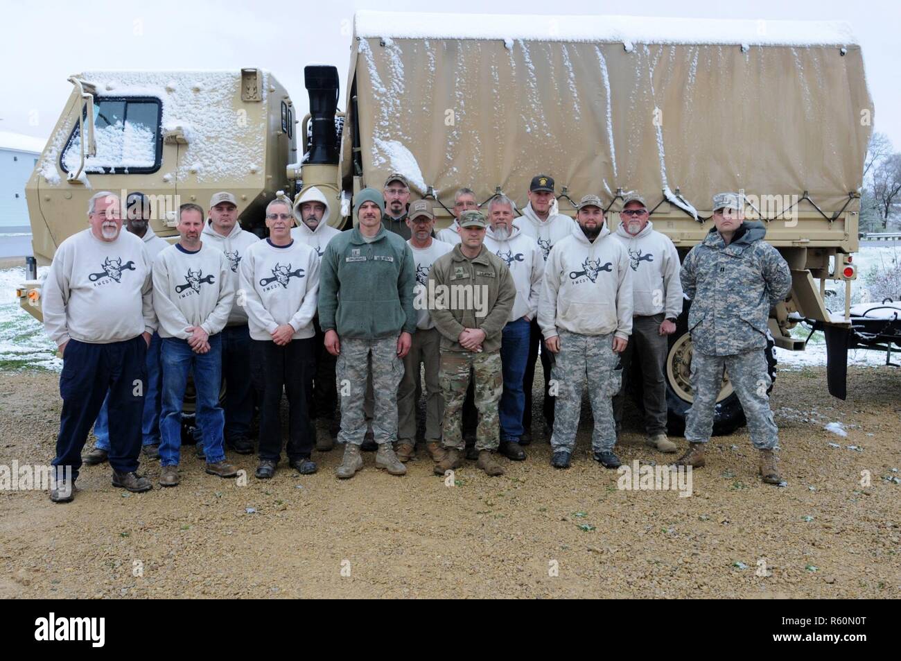 Les soldats et les entrepreneurs qui composent l'équipe de Cour tirer Fort McCoy post pour une photo à l'extérieur de l'établissement. La 88e Commandement du soutien régional gère le site où plus de 750 pièces d'équipement sont actuellement disponibles. Quand il est bien approvisionné, le Fort McCoy attirer Yard aura plus de 2 100 pièces d'équipement disponible pour la formation d'unités à Fort McCoy Banque D'Images