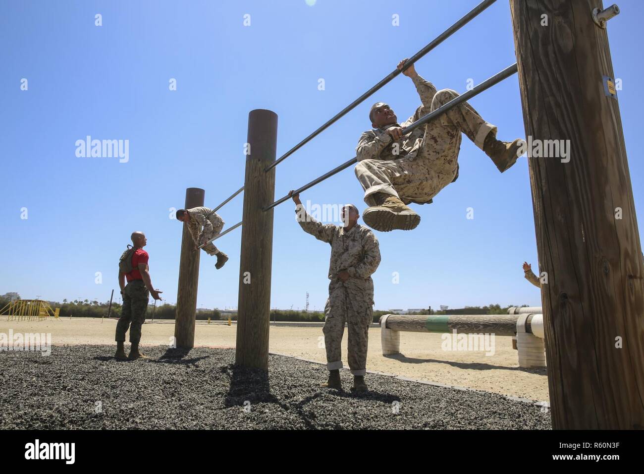 Les recrues de l'entreprise Delta, 1er Bataillon, de recrutement et de formation à la manœuvre des bars au cours de Parcours II au Marine Corps Recruter Depot San Diego, le 20 avril. Les recrues ont été enseigné différentes techniques pour les aider à remplir les obstacles qui ont testé leur force de corps supérieur et inférieur. Chaque année, plus de 17 000 hommes recrutés dans la région de recrutement de l'Ouest sont formés à MCRD San Diego. Delta Entreprise est prévue pour juin 30 diplômés. Banque D'Images