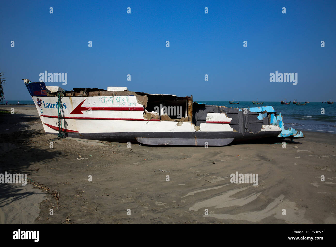Détruit un bateau fibre laissée sur la plage de la mer à l'île de Saint Martin. Cox's Bazar (Bangladesh). Banque D'Images