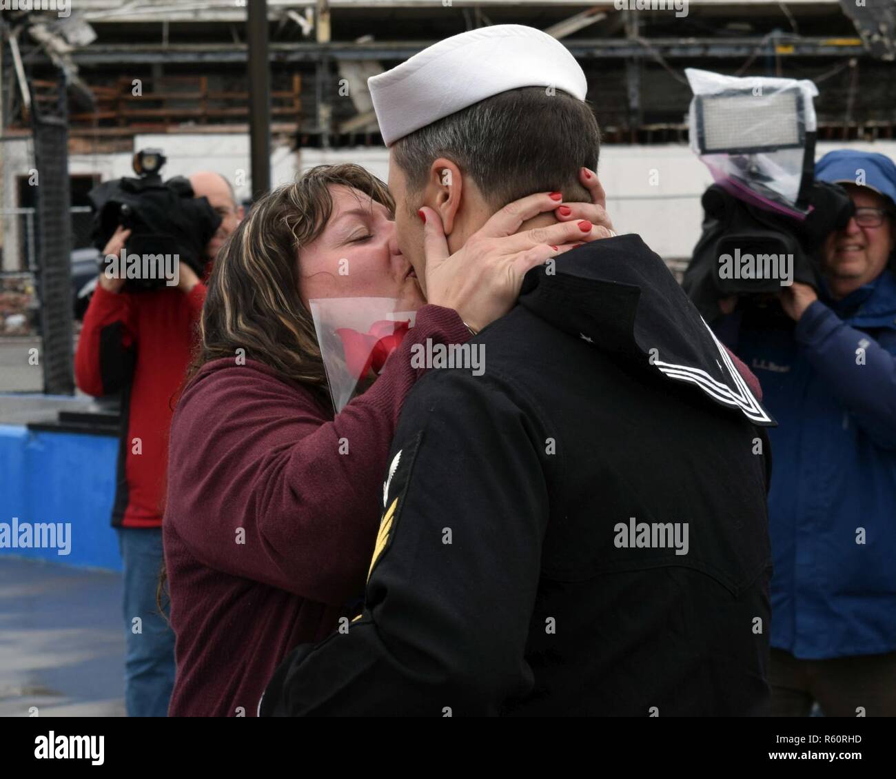 GROTON, Connecticut) - (26 avril 2017) Deidra Burke et son mari, électricien, d'officier de première classe Jason Burke, partager le traditionnel premier baiser lors d'une cérémonie pour la fête de la classe Virginia, rapide, sous-marin d'attaque USS New Mexico (SSN 779). Nouveau Mexique et son équipage de rentrer d'un déploiement programmé régulièrement aux États-Unis Zone de responsabilité de commandement européen le 26 avril 2017. Banque D'Images