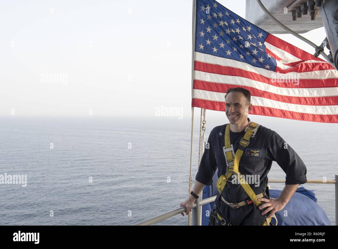 170428-N-FE442-030 Golfe Arabique (28 avril 2017) de la Direction de la Capitaine Gavin Duff se dresse sur la partie supérieure du bras de cour du porte-avions USS George H. W. Bush (CVN 77) (GHWB). GHWB est déployée dans la zone 5e flotte américaine des opérations à l'appui d'opérations de sécurité maritime visant à rassurer les alliés et les partenaires, et de préserver la liberté de navigation et la libre circulation du commerce dans la région. (U.S. Photo par marine Spécialiste de la communication de masse/Matlage 3e classe Matt publié) Banque D'Images