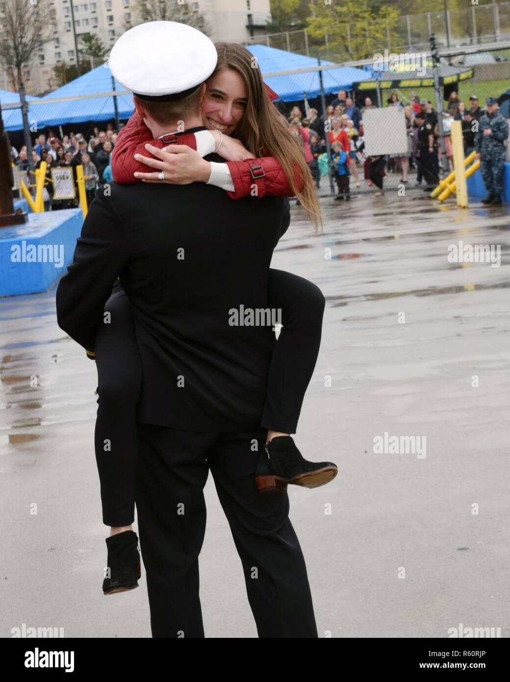 GROTON, Connecticut) - (26 avril 2017), USS New Mexico (SSN 779) d'équipage Lt. j.g. Michael Keane tient sa femme Alexandra Keane après qu'elle a sauté dans ses bras dans le cadre d'un traditionnel émotionnelle première accolade lors d'une cérémonie de retour du bateau en Naval Submarine Base New London le 26 avril 2017. Nouveau Mexique et son équipage de rentrer d'un déploiement programmé régulièrement aux États-Unis Zone de responsabilité de commandement européen le 26 avril 2017. Banque D'Images