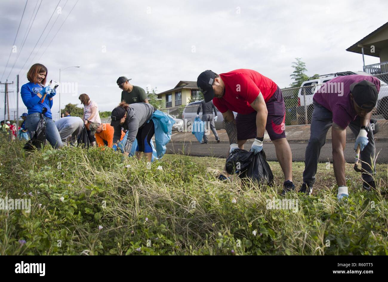 L'AIEA, Hawaii (29 avril 2017) service en service actif, les anciens combattants et volontaires civils à partir de déchets clairement la piste cyclable à Neal S. Blaisdell Park le long du front de mer historique de Pearl Harbor, Maine in Fléron. Joint Base Harbor-Hickam JBPHH (Pearl) et la ville et comté de Honolulu a accueilli l'événement, qui a été suivi par plusieurs organisations, dont la mission se poursuit, l'Wounded Warrior Project, de l'équipe rouge, blanc et bleu, le projet Rubicon, JBPHH s Junior Association et d'autres divers groupes de la communauté. Banque D'Images