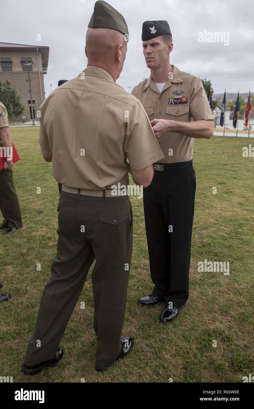 La Marine américaine Maître de 2e classe Matthieu Petree reçoit un jeune marin de la Base du Corps des Marines à Camp Pendleton, Californie, le 28 avril 2017. Les Marines et les marins à l'honneur ce jour-là ont reçu des prix basée sur la performance, le leadership, la sécurité de l'unité et de contributions. Petree est un hôpital corpsman avec 1ère, 1er Bataillon Médical Marine Logistics Group. Banque D'Images
