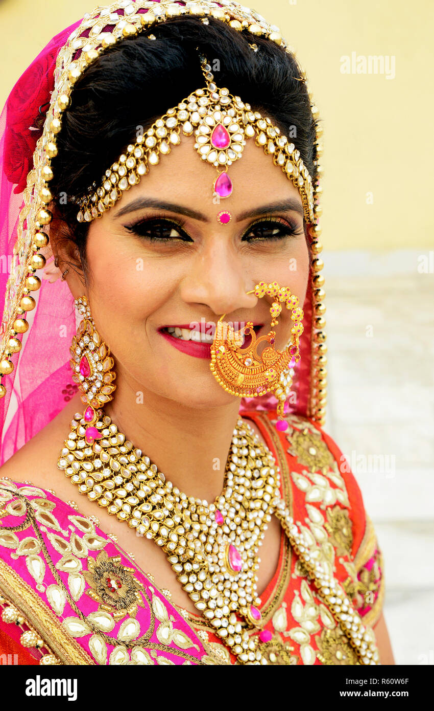 Belle Mariée indienne avec des bijoux Banque D'Images