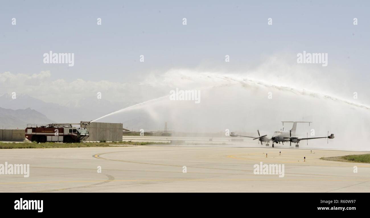 L'AÉRODROME DE BAGRAM, en Afghanistan (28 avril 2017) - l'eau à travers le passage de panaches taxiing RC-12X Garde-corps piloté par l'Adjudant-chef de l'armée américaine John 4 Aloi. Le salut de l'eau est une tradition aéronautique commémorant le dernier vol d'un pilote ou d'avion. Ce vol est l'aboutissement de 17 ans de l'Aloi comme un hélicoptère Chinook de l'armée et au pilote. Il va bientôt prendre sa retraite et de redéployer l'année prochaine, après presque 26 ans de service militaire. Banque D'Images