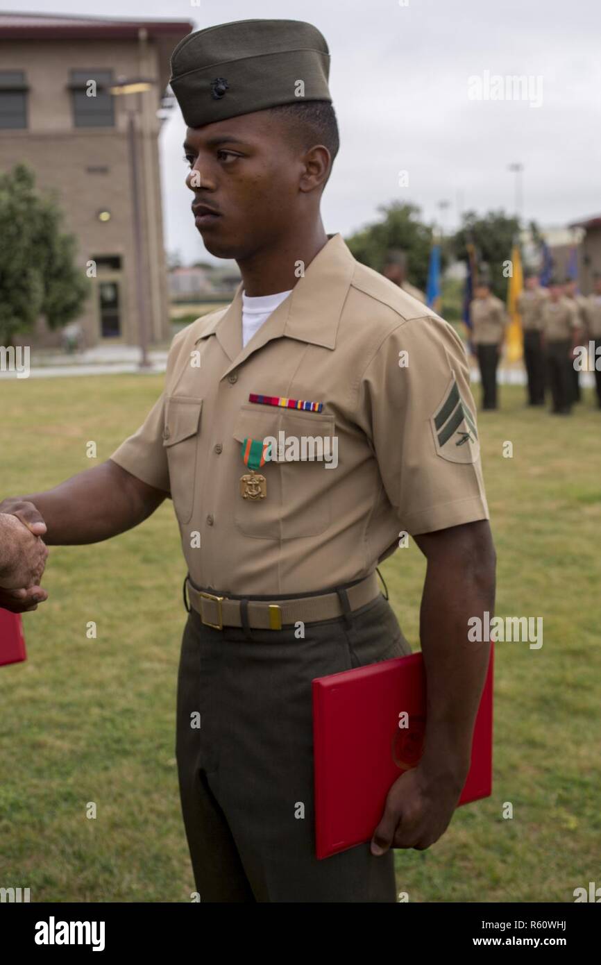 Le Caporal des Marines des États-Unis. Chavon Williams reçoit un de la Marine et du Corps des Médaille d'excellence au Marine Corps Base Camp Pendleton, en Californie, le 28 avril 2017. Les Marines et les marins à l'honneur ce jour-là ont reçu des prix basée sur la performance, le leadership, la sécurité de l'unité et de contributions. Williams est un commis d'entrepôt d'approvisionnement avec le 1er Bataillon du Régiment de logistique de combat 15, 1er Groupe logistique maritime. Banque D'Images