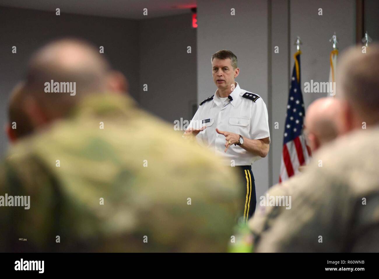 Le lieutenant général de l'Armée de Daniel R. Hokanson, Vice-chef du Bureau de la Garde nationale, parle avec les inspecteurs généraux de la Garde nationale au cours de l'atelier, l'IG NG à l'Herbert R. Temple, Jr. de la Garde nationale de l'Armée Centre de préparation, Arlington, VA., 20 avril 2017. Le NG IG Atelier a donné l'occasion aux NG de l'IGs 50 membres, 3 territoires et le District de Columbia, à établissent collectivement des pistes d'avenir pour améliorer le programme. IGs ont également été informés de la mise à jour des règlements de l'IG, des changements stratégiques et NG des sujets spécifiques. (Air National Guard Banque D'Images