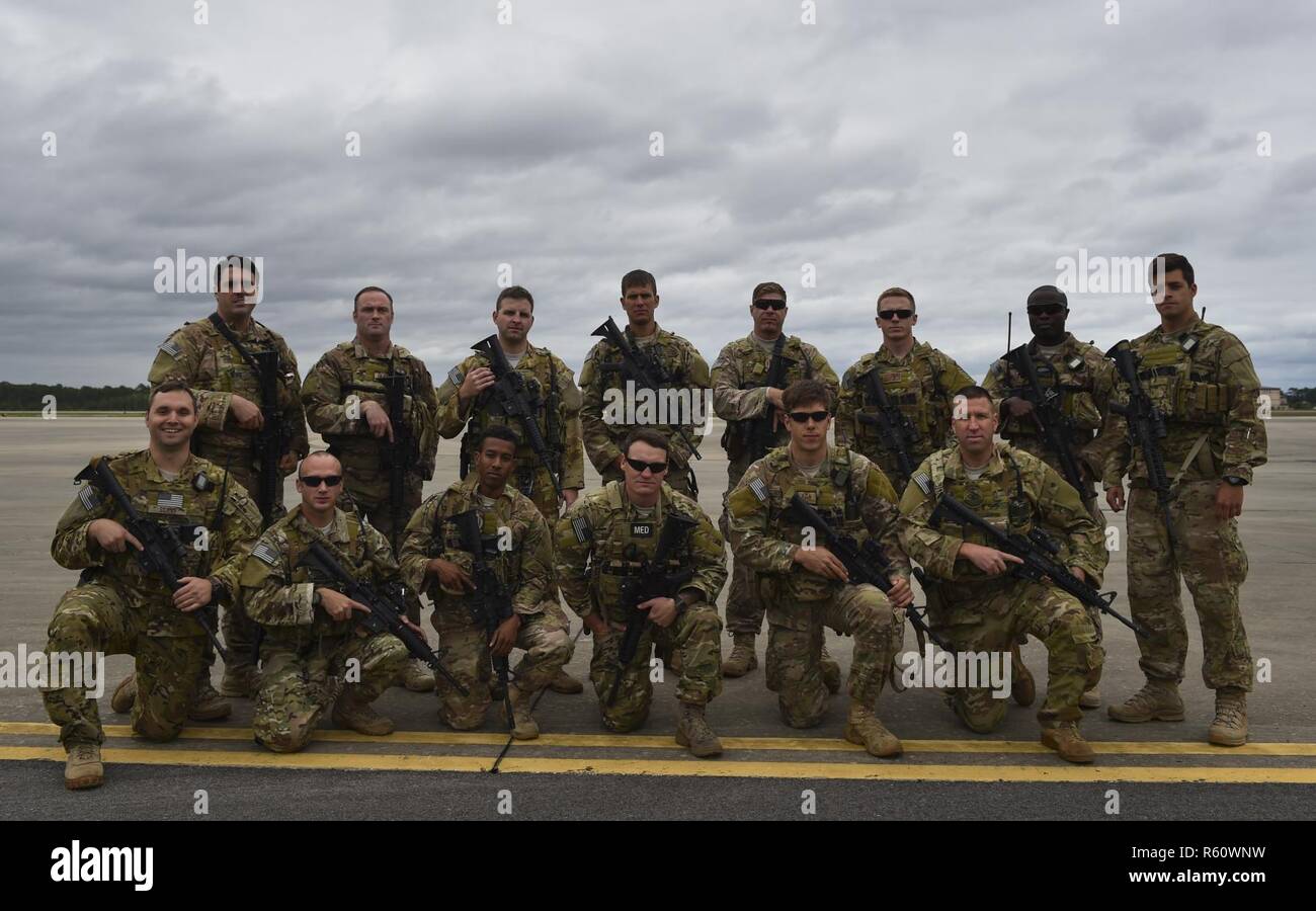 L'aviation de combat advisor les élèves avec le 6e Escadron d'opérations spéciales participer à l'opération Raven Claw au Duc, en Floride, le 24 avril 2017. Opération Raven Claw est le cas capstone pour l'Air Force Special Operations Aviation de Combat du centre de formation de la mission de conseiller à une qualification. Les conseillers de l'aviation de combat sont spécialement formés et chargés d'accès, de former, conseiller et assister les forces de l'aviation étrangère dans l'emploi de la puissance aérienne, de soutien et d'intégration à l'étranger. Banque D'Images
