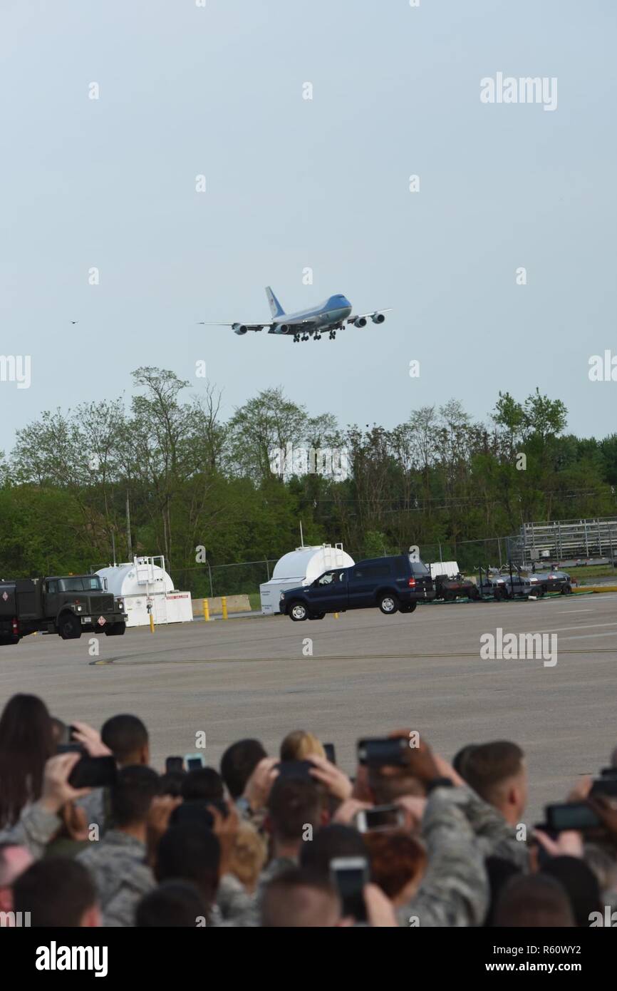 193e Escadre d'opérations spéciales des aviateurs, ainsi que leur famille et amis, regarder l'arrivée de leur commandant en chef, le Président Donald J. Trump, Middletown, New York, 29 avril 2017. Le président et le Vice-président Mike Pence a atterri à la 193ème de l'énoncé des travaux et a pris le temps de serrer la main d'aviateurs, ainsi que des aviateurs de la famille et les amis avant de partir pour l'Harrisburg Farm Show Complex pour le président du 100e jour d'Atout rally. Banque D'Images