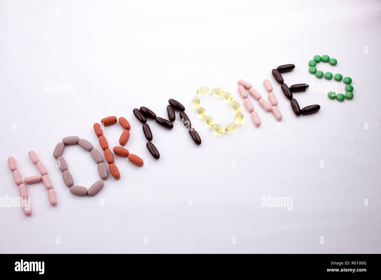 Par contre l'écriture de texte conceptuel inspiration légende concept santé soins médicaux écrits avec capsule médicaments hormones pilules mot saison sur blanc fond isolé with copy space Banque D'Images