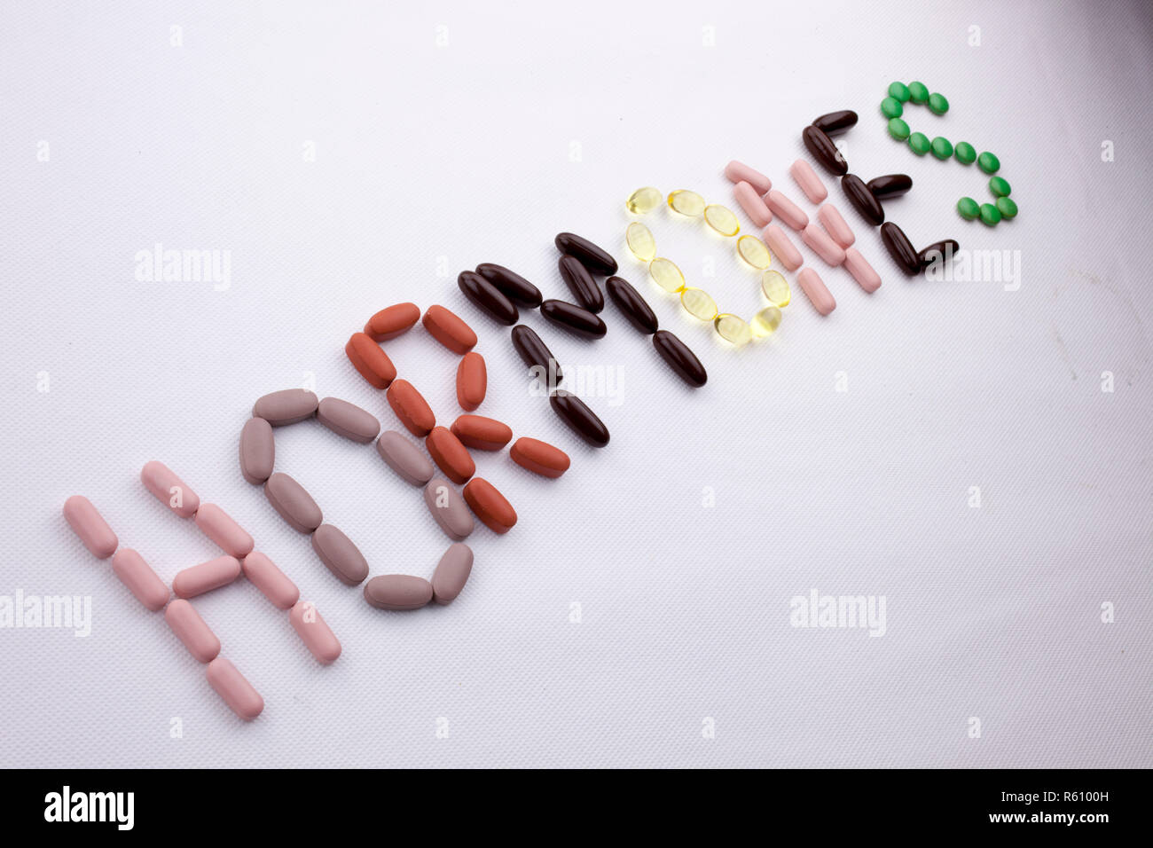 Par contre l'écriture de texte conceptuel inspiration légende concept santé soins médicaux écrits avec capsule médicaments hormones pilules mot saison sur blanc fond isolé with copy space Banque D'Images