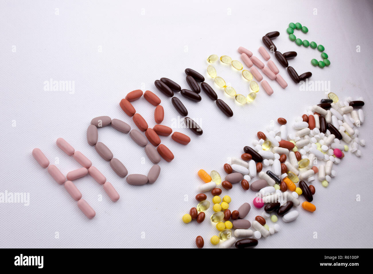 Par contre l'écriture de texte conceptuel inspiration légende concept santé soins médicaux écrits avec capsule médicaments hormones pilules mot saison sur blanc fond isolé with copy space Banque D'Images