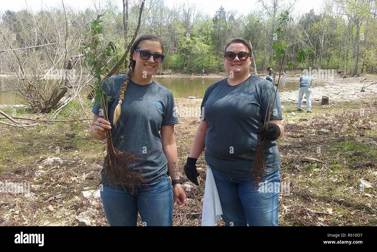 Stephanie Bury et pouvoirs les deux bénévoles de Be3 VF Imagewear, Inc., planter des arbres au cours d'un nettoyage du lac à la zone de loisirs de Cook au J. Percy Priest Lake le 13 avril 2017. Banque D'Images