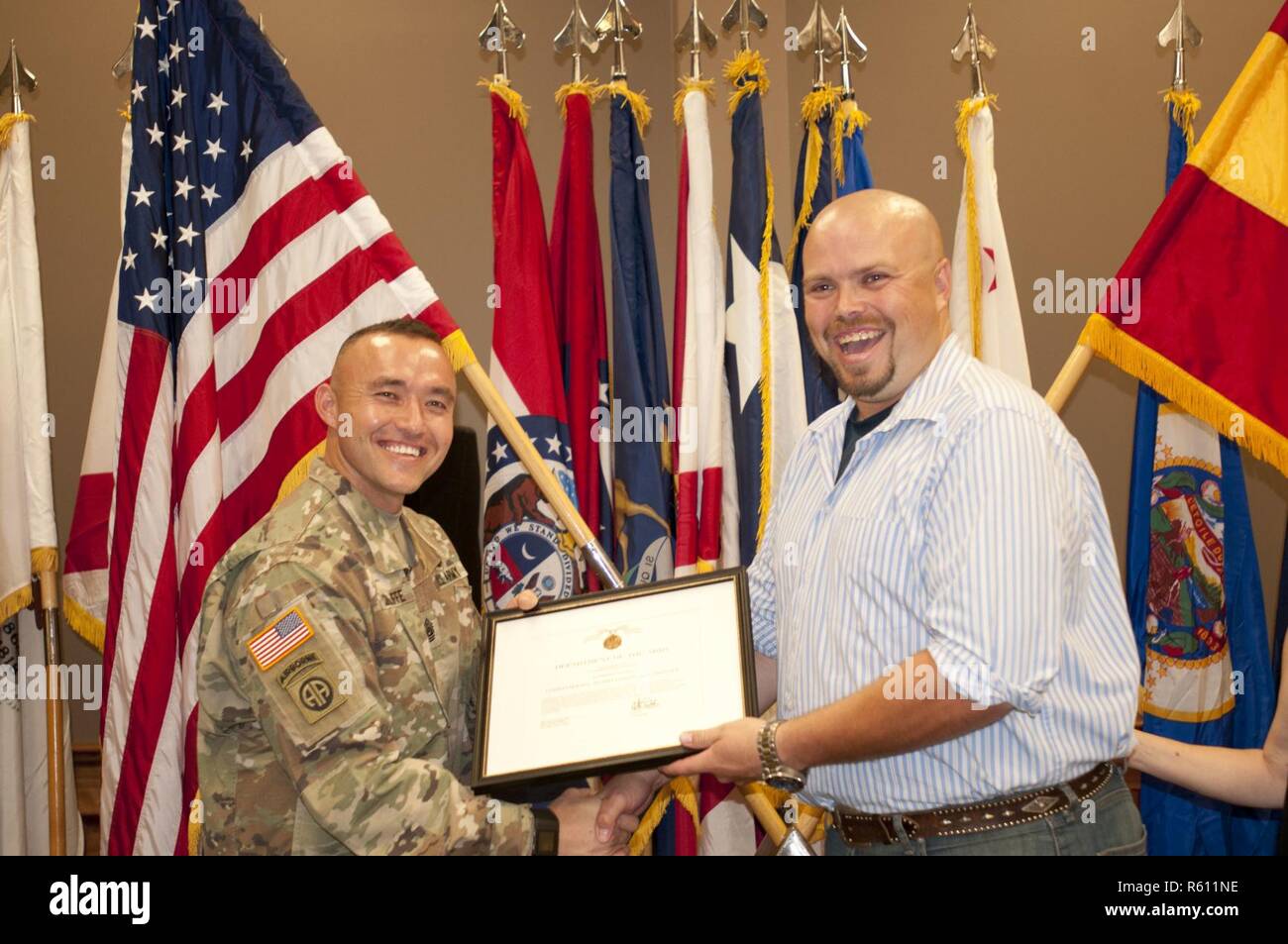 Le Sgt commande. Le major John P. Condliffe, 1st Armored Division Senior Advisor d'artillerie, d'enrôlés pose pour une photo avec Peter Baltos, le chef de groupe pour la préparation de la famille 24e Appuyez sur Camp de siège, au cours d'une cérémonie de reconnaissance des bénévoles le 5 mai au Centre de préparation de la famille à Fort Bliss. Baltos a reçu le Prix du commandant pour ses réalisations exceptionnelles et le service désintéressé que la RFA leader. Banque D'Images