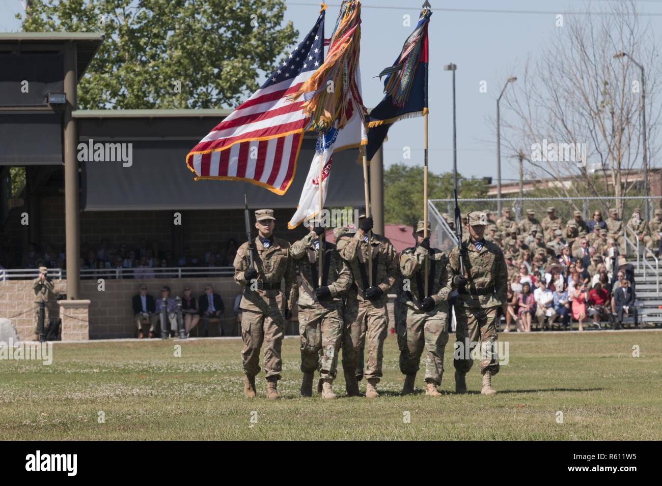 La 3ème Division d'infanterie color Guard marche jusqu'à la centre de Cottrell Zone pour l'adopter et de l'examen, le 8 mai 2017, Cottrell Field, Fort Stewart, Ga. au cours de la division, cérémonie de passation de commandement. Le major-général Jim Rainey a quitté le commandement de la 3ème ID pour le général Leopoldo A. Quintas. Banque D'Images