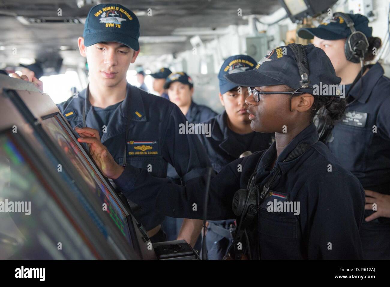 Eaux à l'EST DU JAPON (7 mai 2017) Kiandria marin Kelly, à partir de Fort Wayne (Indiana), effectue une commande du moteur de propulsion/télégraphe télégraphe pour tester sur la console de commande de la Marine a l'avant-déployé, porte-avions USS Ronald Reagan (CVN 76). Ronald Reagan mène des essais en mer, une série d'exercices et d'évaluations, de vérifier l'état de préparation du navire pour sa prochaine patrouille. Ronald Reagan, le groupe aéronaval du porte-étendard de 5, fournit une force prête au combat qui protège et défend les intérêts de maritime collective de ses alliés et partenaires dans la région du Pacifique-Indo-Asia. Banque D'Images