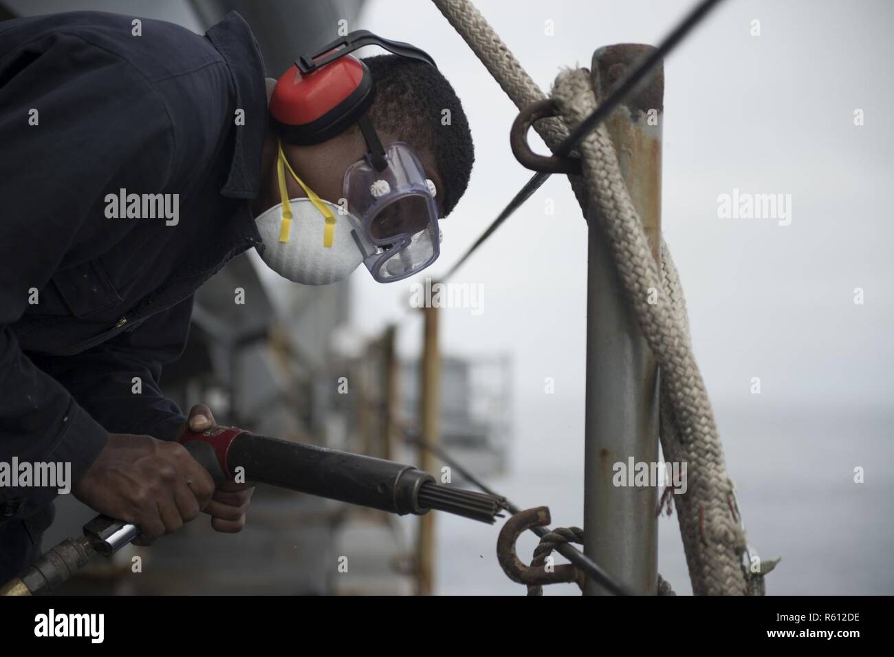 Océan Pacifique (3 mai 2017) Matelot-du Curry, un natif de Chicago, attribué à le pont des landing ship dock amphibie USS Pearl Harbor (LSD 52), s'occupe de l'entretien sur le pont de bateau du navire. Plus de 2 600 marins et Marines1,800 affecté à l'Amérique du groupe amphibie (ARG) et la 15e Marine Expeditionary Unit (MEU) sont actuellement à un exercice d'entraînement de l'unité composite (COMPTUEX) au large de la côte de Californie du Sud en préparation de l'ARG's deployment plus tard cette année. L'Amérique ARG est composé de Pearl Harbor, le quai de transport amphibie USS San Diego ( Banque D'Images