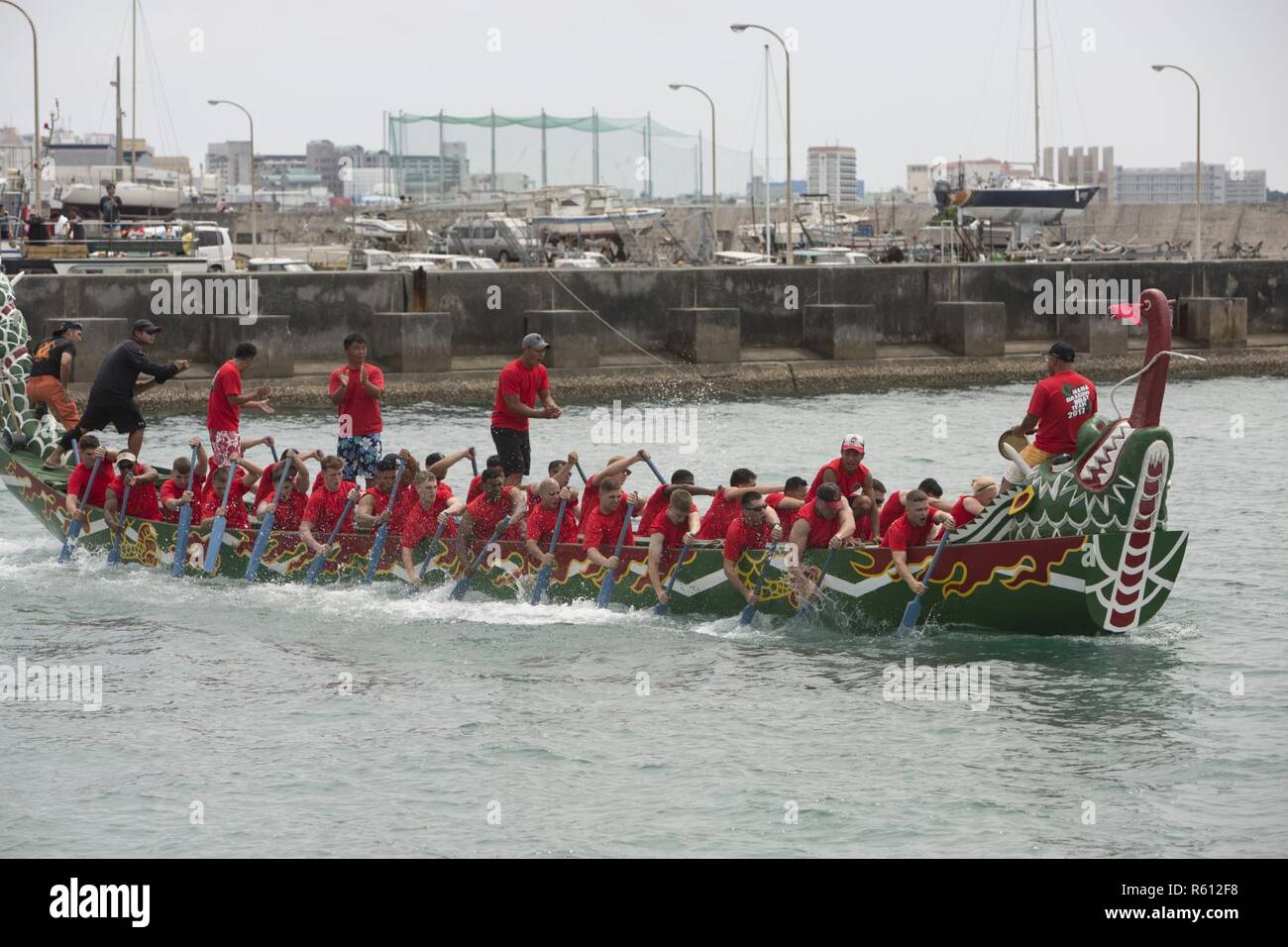 Les Programmes maritimes unique équipe de bateau dragon prend son envol au son du canon de pop au cours de la 43e Festival Razafindrakoto Naha courses de bateaux-dragons Le 5 mai dans la ville de Naha, Okinawa, Japon. Les marines se sont réunis dans des camps Courtney, Hansen et Marine Corps Air Station de Futenma à construire cette équipe. Les Marines ont terminé leur course avec un temps de 5 minutes, 58,6 secondes. Banque D'Images