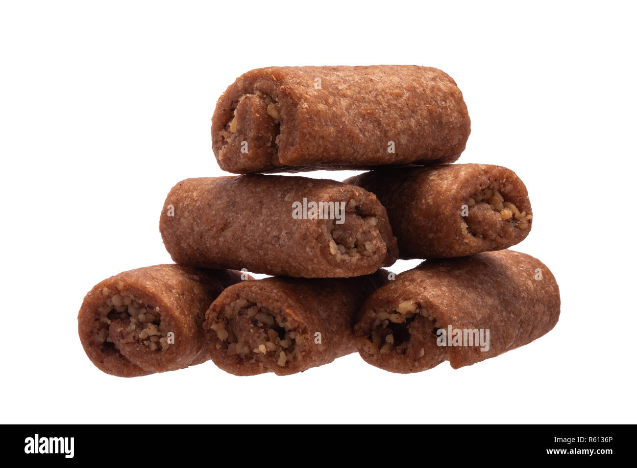 Des petits pains fraîchement fait maison soutenue ou des biscuits aux noix isolé sur fond blanc Banque D'Images