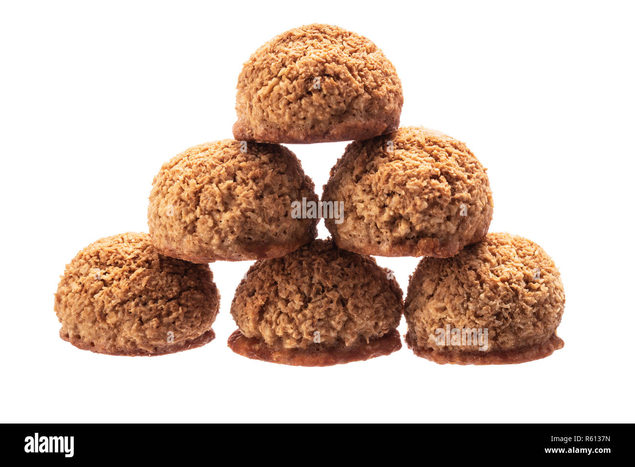 Cookies aux noix de coco fraîchement cuits maison isolé sur fond blanc. Banque D'Images