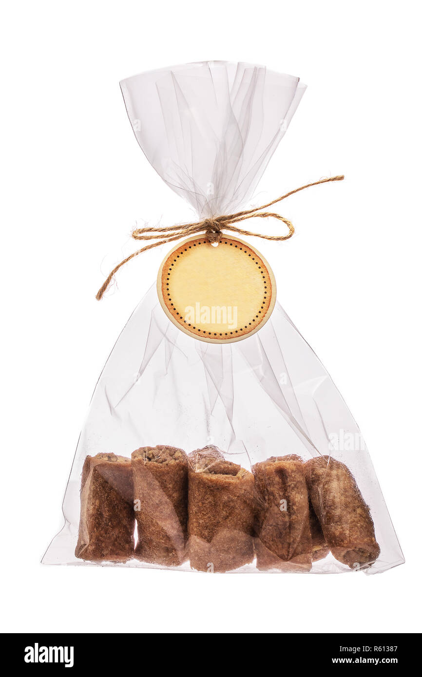 Les cookies fraîchement fait maison soutenue dans un paquet isolé sur fond blanc Banque D'Images