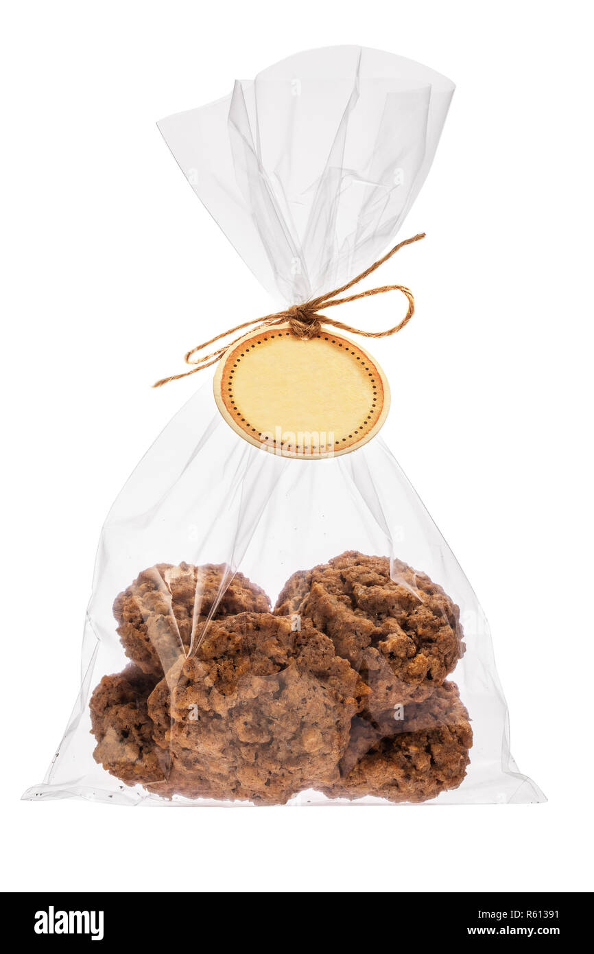 Les biscuits de Noël avec les écrous des adossés fraîchement dans un paquet isolé sur fond blanc Banque D'Images
