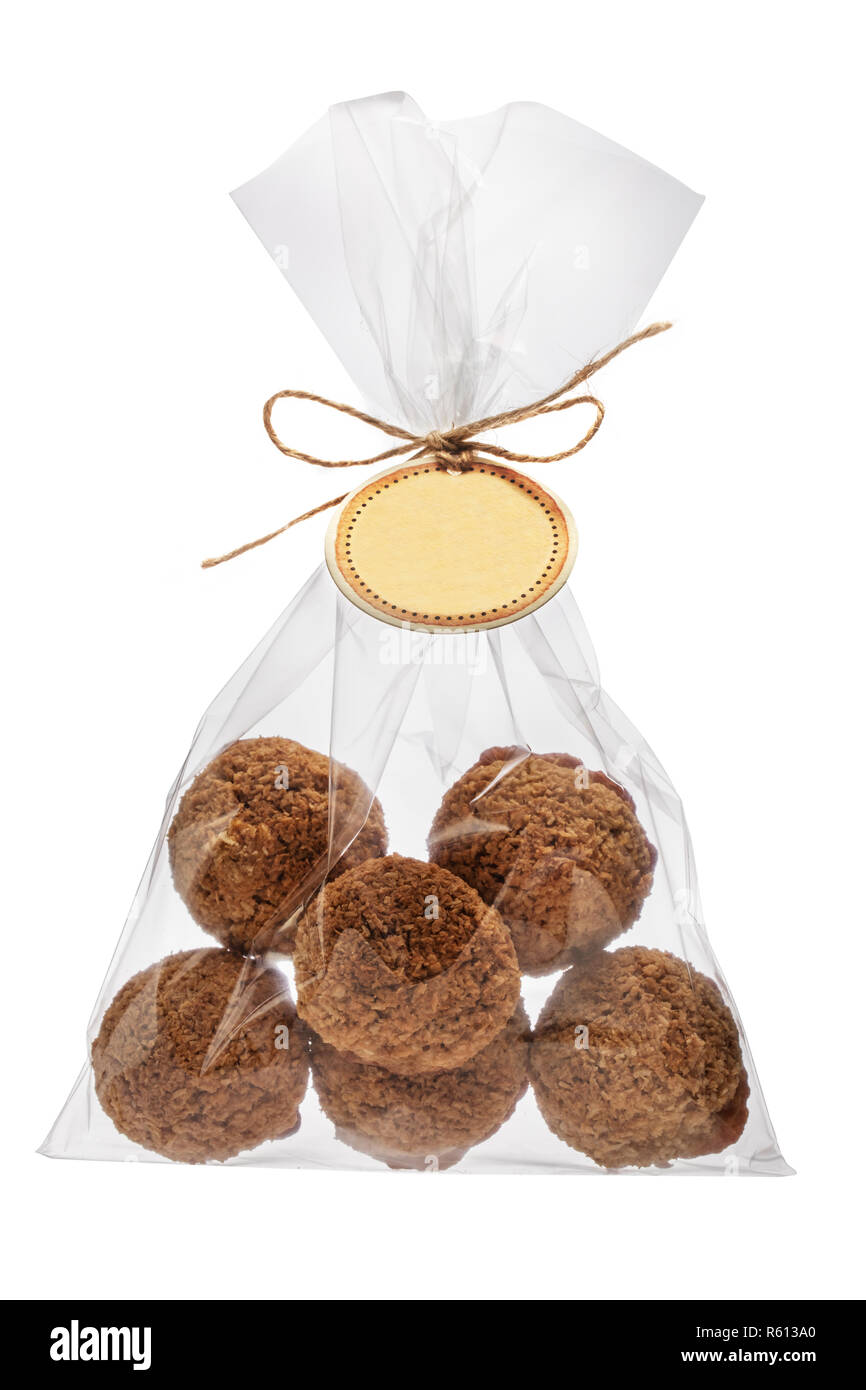 Cookies Noix De Coco fraîchement fait maison soutenue dans un paquet isolé sur fond blanc. Banque D'Images