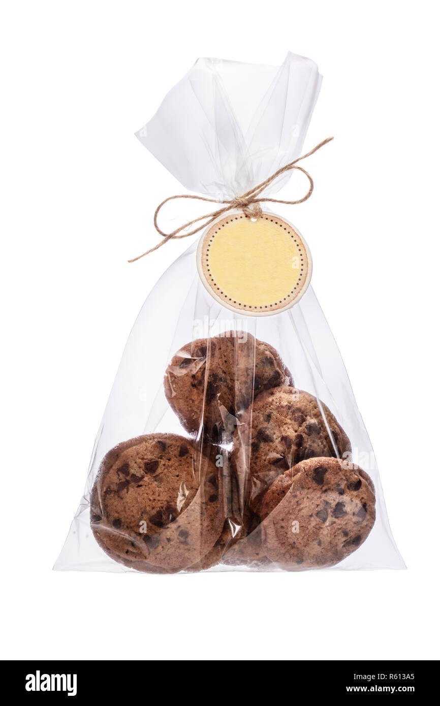 Les cookies fraîchement fait maison soutenue dans un paquet isolé sur fond blanc Banque D'Images