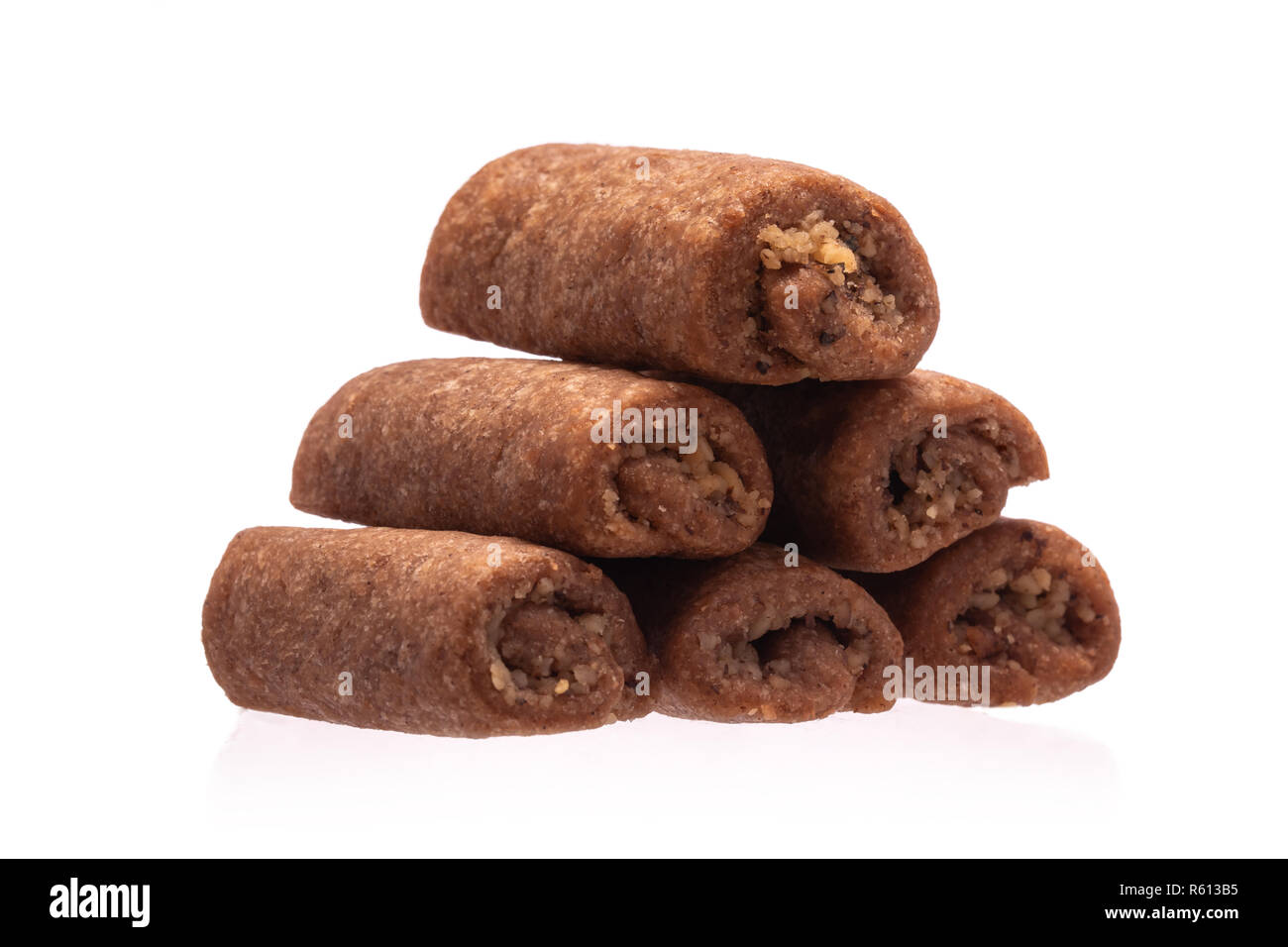 Les brioches cuites au four ou des biscuits aux noix isolé sur fond blanc Banque D'Images