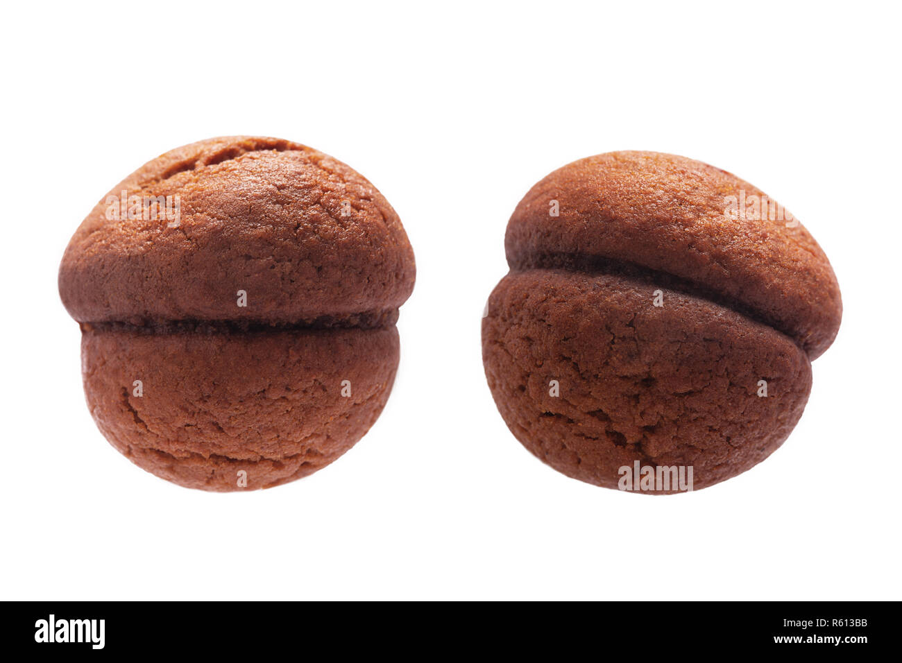 Les cookies du four avec de la confiture faite maison isolé sur fond blanc. Banque D'Images